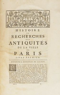 un vieux livre avec un titre en noir et blanc