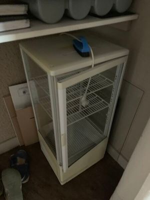 une petite armoire sur laquelle sont posées des assiettes