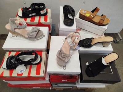 Plusieurs paires de chaussures pour femmes sont empilées les unes sur les autres