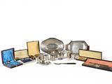 beaucoup d'objets en argent posés sur une table