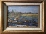 une peinture à l'huile représentant une rivière, dans un cadre doré, avec des arbres en arrière-plan
