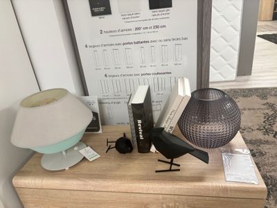 Petite décoration, une chaise et deux coussins - Photo 1