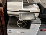 une pile d'imprimantes de bureau empilées les unes sur les autres