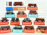 de nombreux trains miniatures exposés dans une vitrine