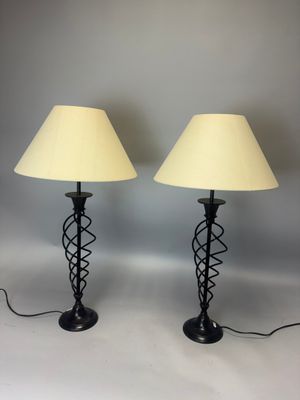 paire de lampes de table en fer forgé noir avec des abat-jours couleur crème