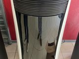 un purificateur d'air noir et blanc posé au sol