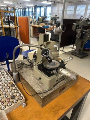 une machine posée sur une table dans une pièce