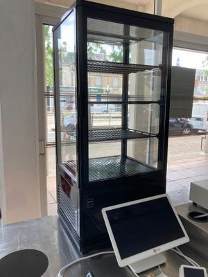 un ordinateur portable posé sur une table devant une vitrine