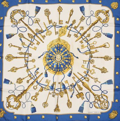 une écharpe bleue et dorée ornée de clés