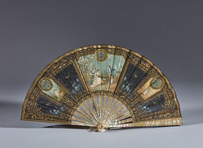 Très bel éventail en nacre et exquis décor peint, rehaut de …