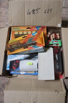 une boîte en carton contenant de nombreux objets