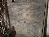 une image représentant une pièce avec un trou dans le mur et un trou dans le sol