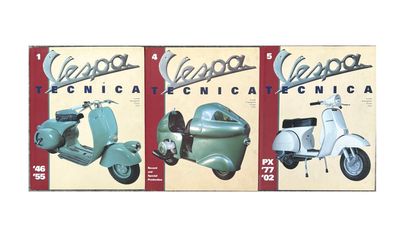 quatre scooters Vespa sont alignés les uns à côté des autres sur un fond blanc