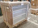 Les cartons et les palettes sont empilés sur des palettes dans un entrepôt