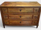 une commode ancienne avec un plateau en bois sur fond blanc