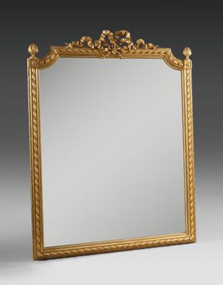 un miroir ancien dans un cadre doré orné de volutes et de spirales