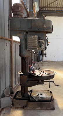 une machine qui se trouve à l'intérieur d'un bâtiment
