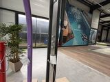 une douche et une pomme de douche au milieu d'une pièce