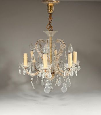 une image d'un lustre suspendu au plafond d'une pièce