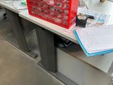 un bureau sur lequel se trouvent un ordinateur et une boîte rouge