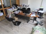 un bureau avec une chaise et un ordinateur dans une pièce