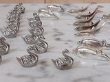 de nombreuses bagues en argent posées sur une table en marbre