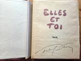 un vieux livre écrit posé sur une table