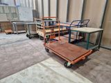 un chariot équipé d'une table, placé au milieu d'une pièce