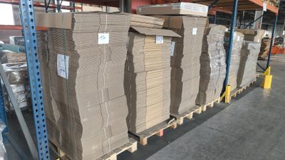 de nombreux cartons sur une palette dans un entrepôt