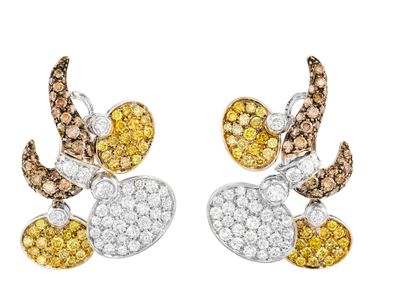 une paire de boucles d'oreilles en diamants jaunes et blancs
