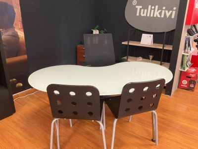 une table blanche et deux chaises dans une pièce