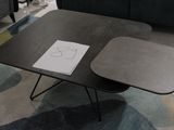 une table basse sur laquelle est posé un dessin, dans un salon