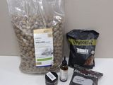 un sac de haricots, un sac d'huile et un sac de noix posés sur une table