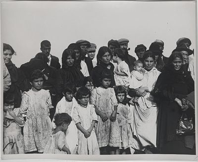photographie en noir et blanc d'un groupe de personnes posant pour une photo