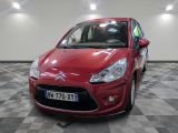 une voiture rouge garée sur un sol à damier