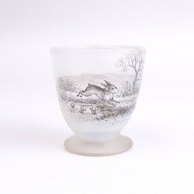 un verre sur lequel est représenté un cheval