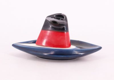 un cône rouge et noir sur une assiette bleue