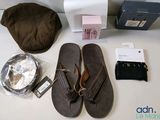une paire de tongs, un chapeau et d'autres objets disposés sur une table