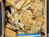 une boîte en carton remplie de livres et de papiers