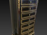 une commode noire et dorée avec un plateau en marbre