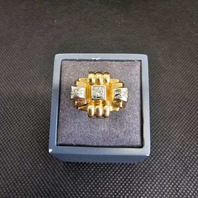 gros plan d'une bague dans une boîte sur une table