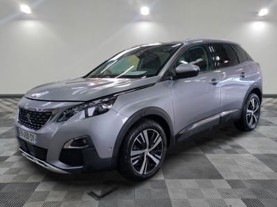 la voiture argentée est garée dans le garage sur un sol en damier
