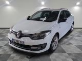 la voiture blanche est garée sur un sol en damier dans le garage