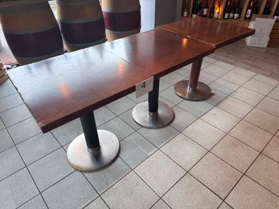 une table et des chaises dans une pièce carrelée
