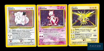 Trois cartes Pokémon sont représentées en ligne sur un fond noir