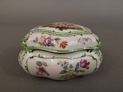 Grande boite en porcelaine de style Rocaille à décor de scèn…