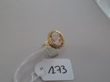 une bague sur laquelle figure le portrait d'une femme, avec une étiquette de prix