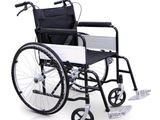 Le fauteuil roulant est vide et prêt à être utilisé.