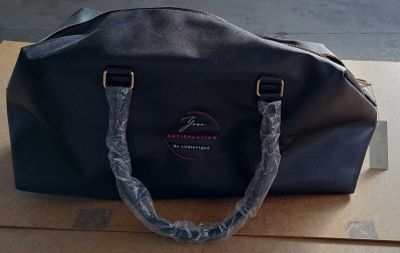 un sac noir posé sur une boîte en carton