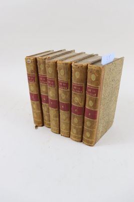 trois livres sont empilés sur une surface blanche